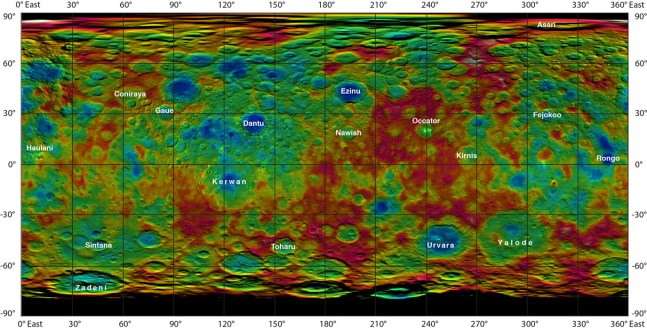 Mapa topográfico global de Ceres con nombres oficiales de varios cráteres. 