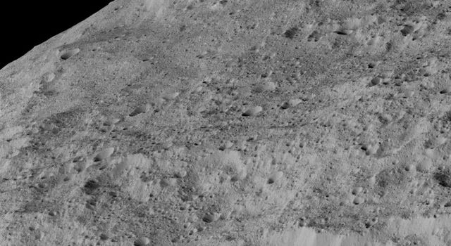 Vista de Ceres tomada por la sonda DAWN desde la órbita LAMO. Créditos: NASA/JPL-Caltech/UCLA/MPS/DLR/IDA