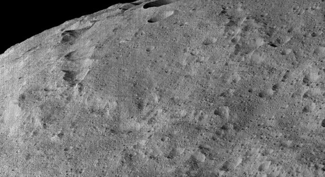 Vista de Ceres tomada por la sonda DAWN desde la órbita LAMO. Créditos: NASA/JPL-Caltech/UCLA/MPS/DLR/IDA