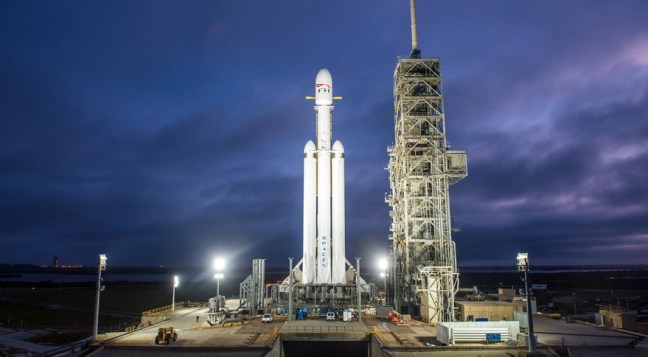 Falcon Heavy en la plataforma de lanzamiento