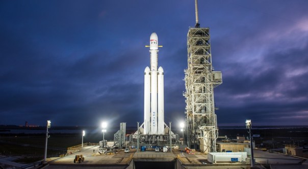Falcon Heavy en la plataforma de lanzamiento