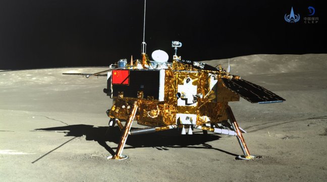 Vistazo de Yutu 2 a la sonda Chang'e 4 desde la superficie lunar. 