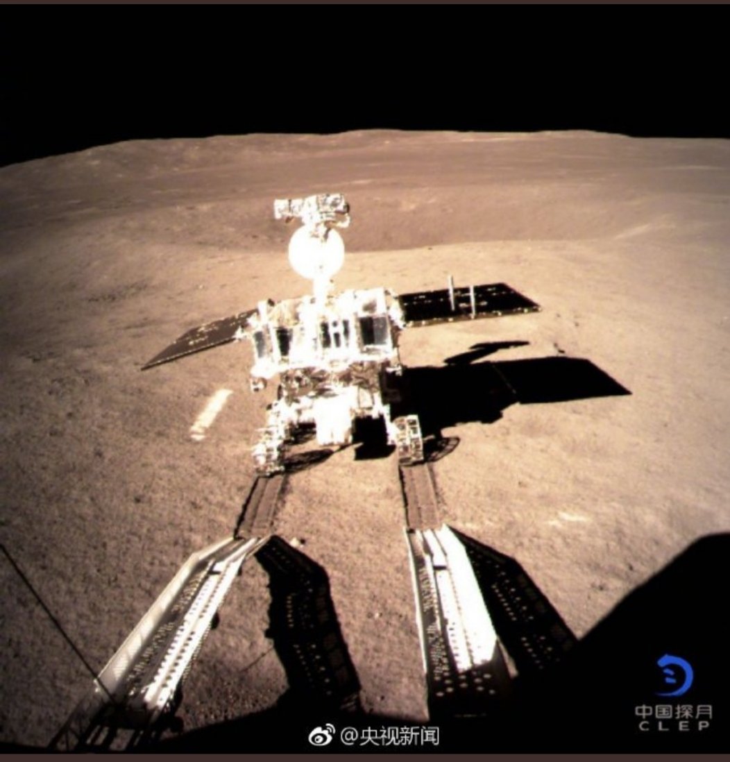 Imagen del despliegue con éxito del rover chino Yutu 2 sobre la superficie lunar