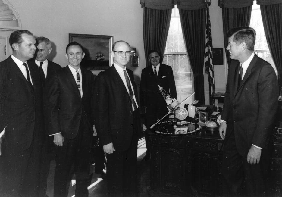 JFK recibe la maqueta de la sonda Mariner 2