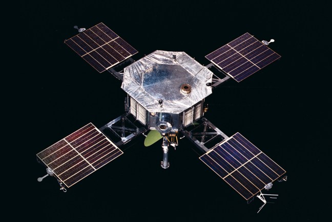 Vista de la cara orientada al Sol de la nave Mariner 5 con los paneles solares desplegados