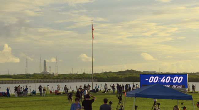 Reloj con la cuenta atrás detenida en el Centro Espacial Kennedy