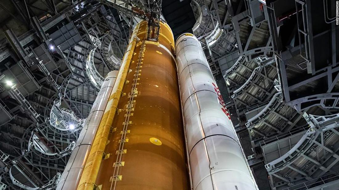 El cohete SLS con la nave Orión en el edificio de ensamblaje del Centro Espacial Kennedy con las plataformas retraídas antes de su traslado a la rampa 39B.