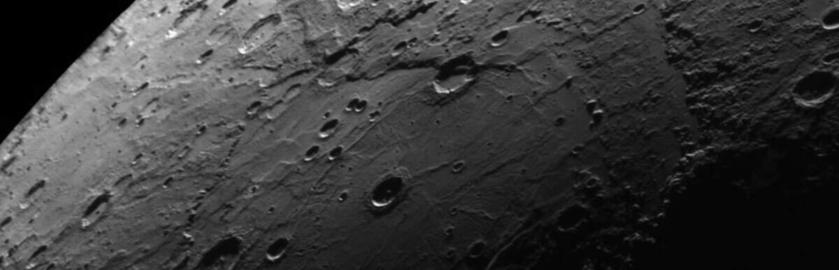 Vista oblicua del cráter Rembrandt en Mercurio captada por la sonda MESSENGER.