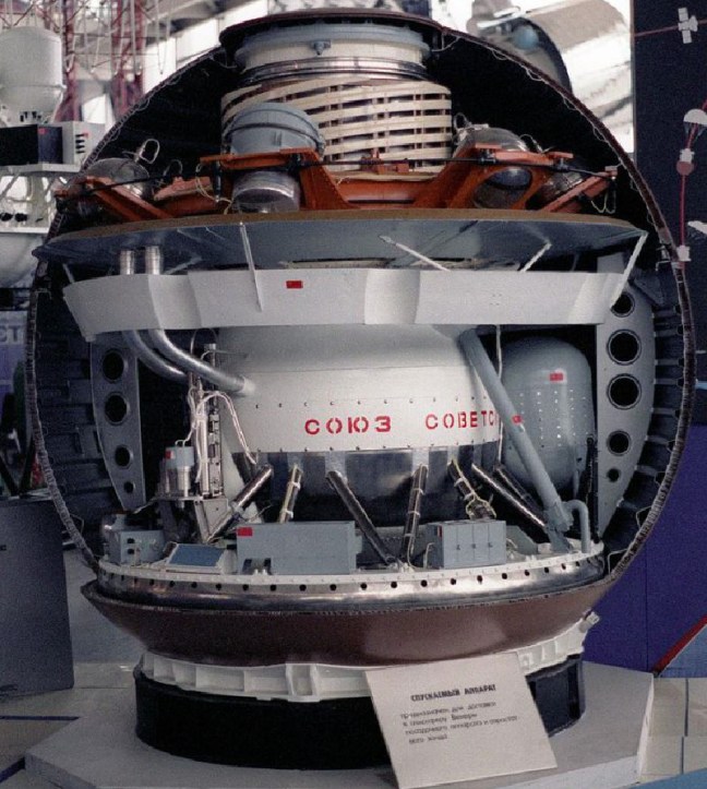 Maqueta del interior de la cápsula de descenso con el módulo de aterrizaje.