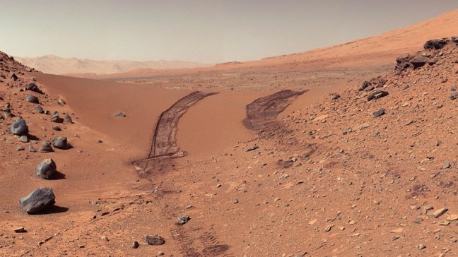Huella dejada por el rover Curiosity al atravesar la duna de arena Dingo Gap en Marte.