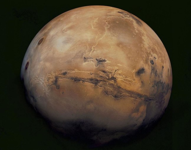 Vista global de Marte capturada por el orbitador Viking 1. En el centro aparece todo el sistema de cañones de Valles Marineris, de más de 3.000 km de largo y hasta 8 km de profundidad.