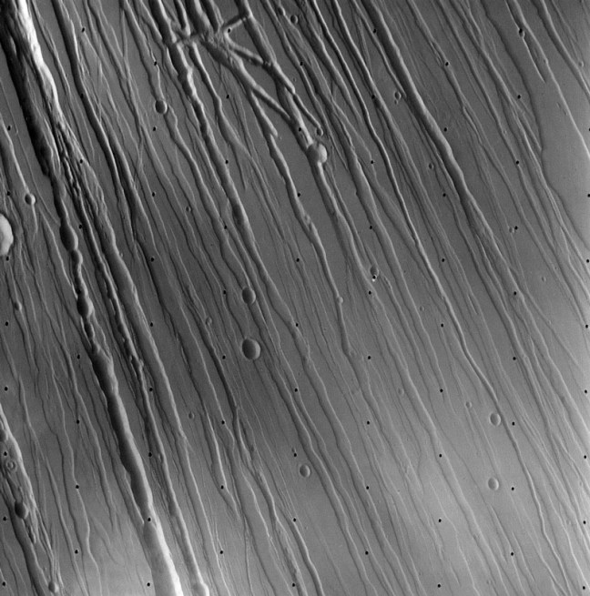 Fracturas en Ceraunius Fossae, Marte