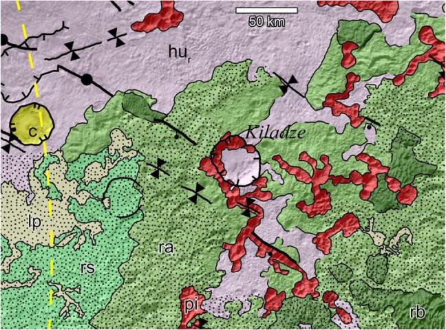 Mapa geológico de Plutón con la ubicación de Kiladze y las principales estructuras geológicas de la región
