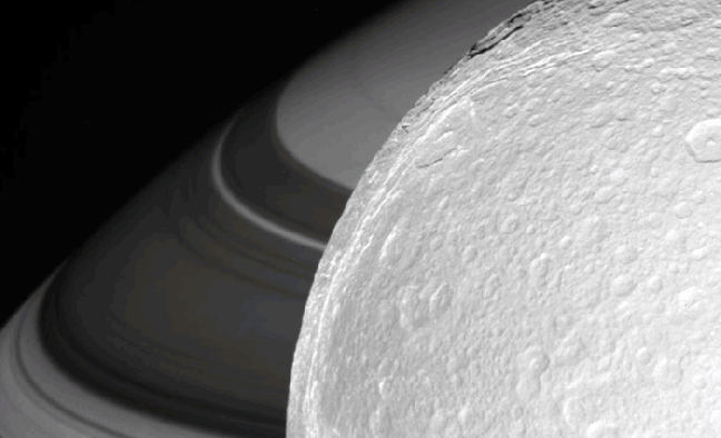 Imágenes reales de Saturno, sus anillos y Encélado capturadas por la misión Cassini de la NASA.