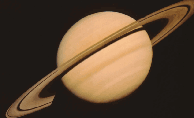 GIF con imágenes de Saturno tomadas por Voyager 1 y 2 durante sus sobrevuelos en la década de 1980