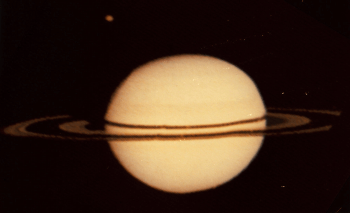 Imagen de Saturno capturada por la sonda Pioneer 11 en 1979, primer encuentro directo con el planeta.

