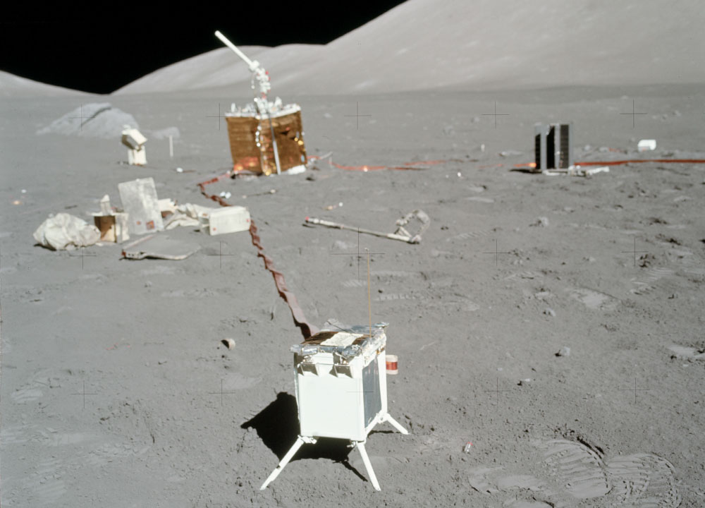 Instalación del sismómetro ALSEP por los astronautas del Apolo 16 sobre el regolito lunar