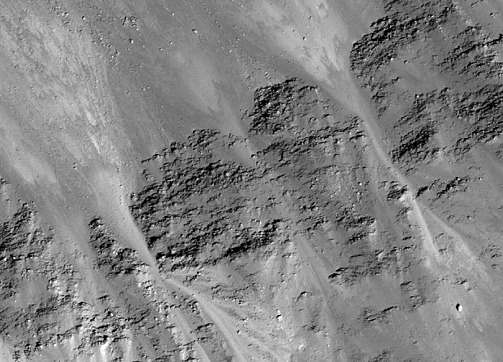 Detalle de estratos de basalto expuestos en el muro del cráter Dawes, en contraste con la corteza más antigua