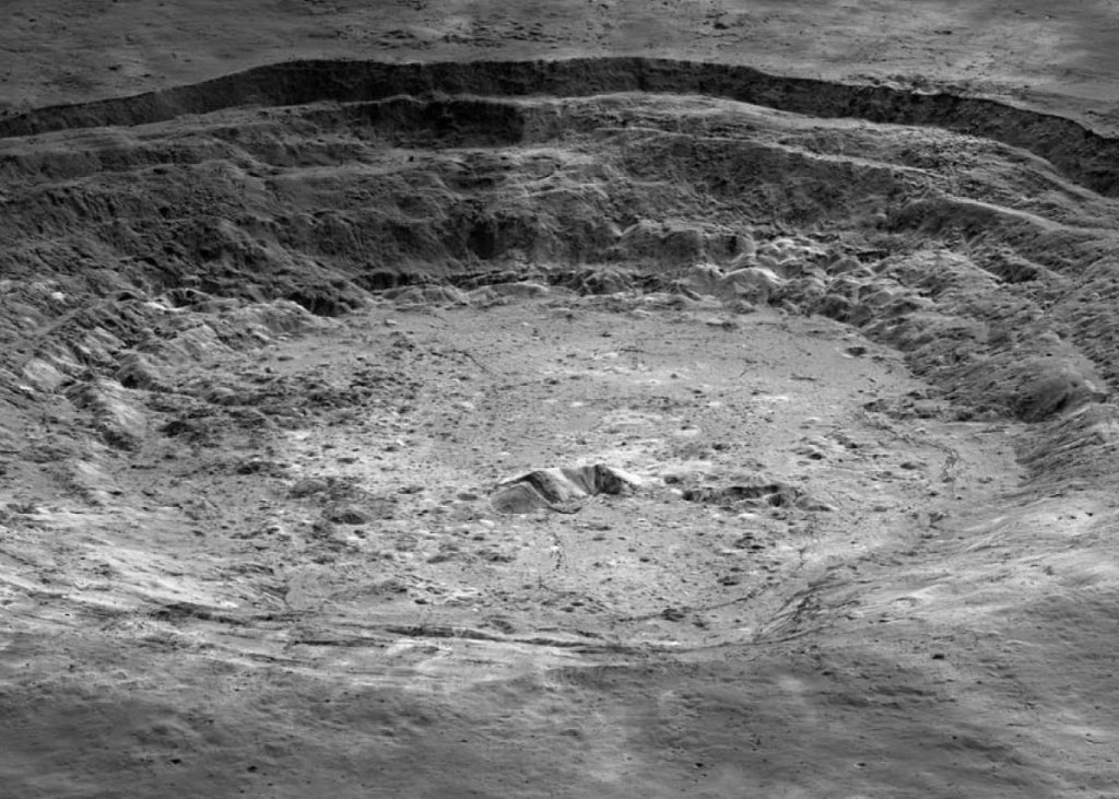 Vista detallada del cráter Aristarchus con su sistema de terrazas internas y el pico central