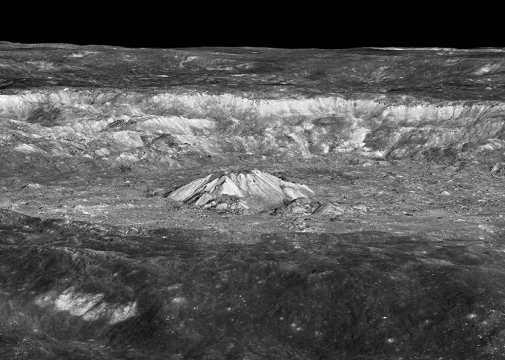 Imagen del cráter Tycho con su pico central y rayos eyectados visibles