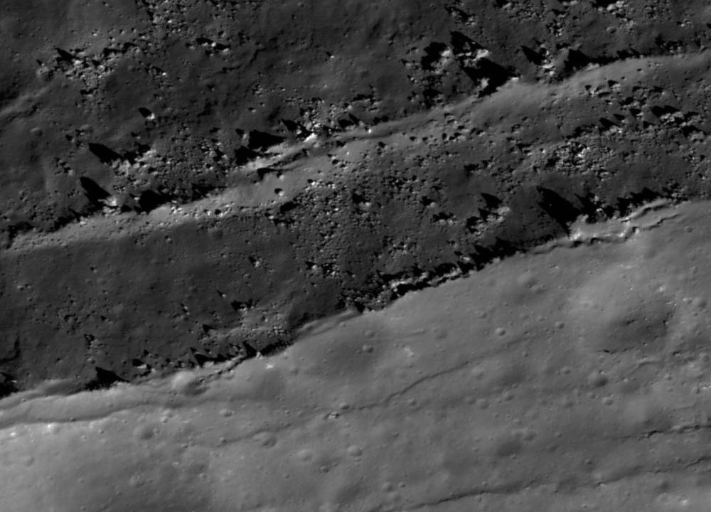 Vista orbital de cráteres de impacto superpuestos en las tierras altas del hemisferio sur lunar