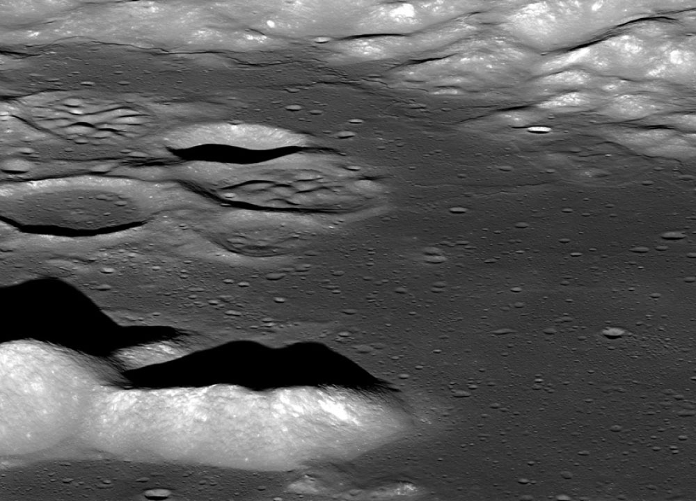 Vista oblicua de la cuenca Aitken del Polo Sur, una de las más profundas de la Luna