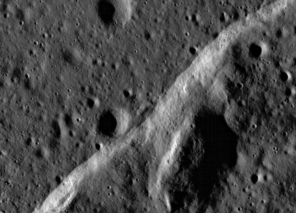 Superficie basáltica oscura y formaciones de arrugas en Mare Imbrium
