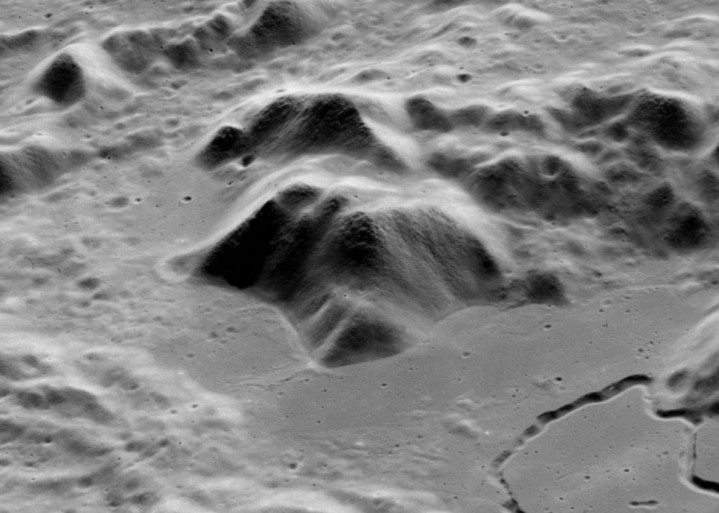 Imagen de los Montes Hadley y el canal sinuoso Rima Hadley, región del alunizaje del Apolo 15