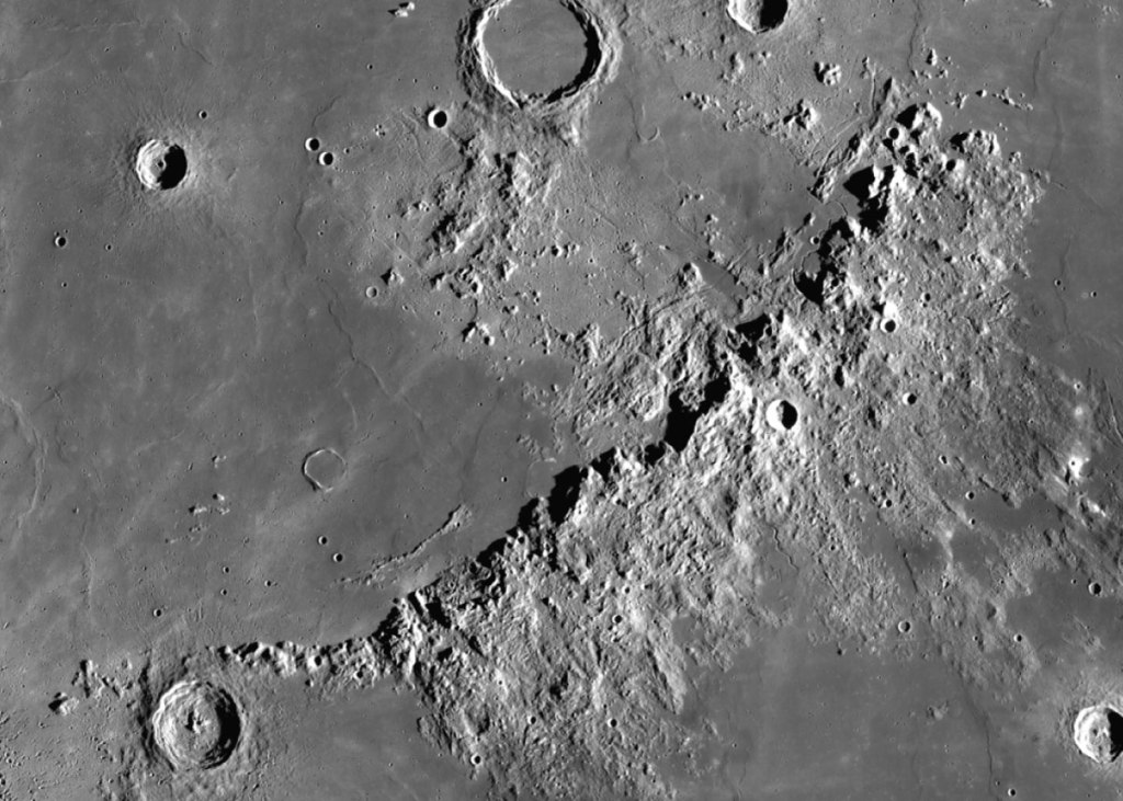Cordillera lunar Montes Apenninus con crestas escarpadas y valles intermedios