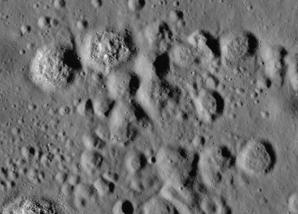 Superficie mareal dentro de Tsiolkovskiy cubierta por regolito y pequeños cráteres secundarios