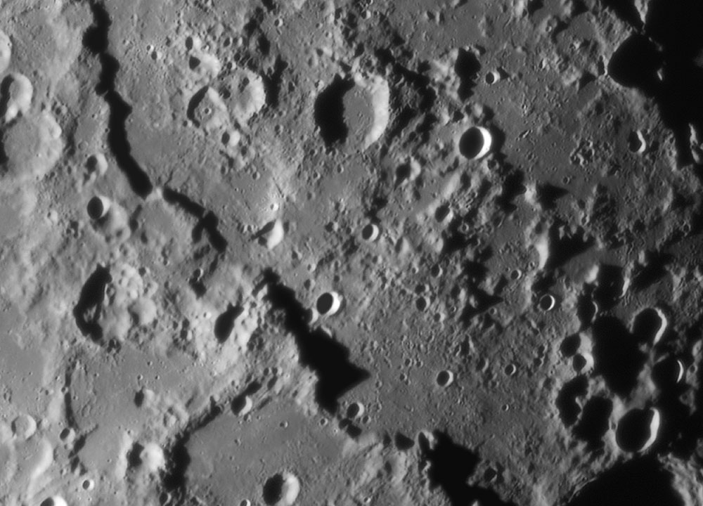 Escarpe tectónico en forma de falla de empuje en el borde de una llanura lunar