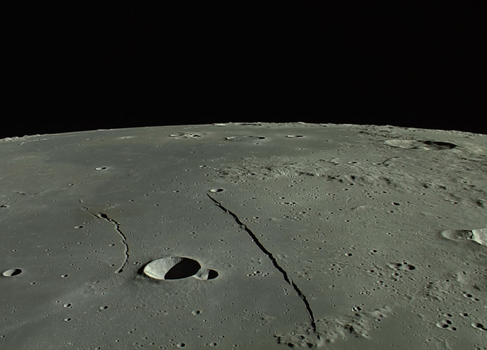 Imagen oblicua de Rupes Recta, el escarpe rectilíneo en Mare Nubium