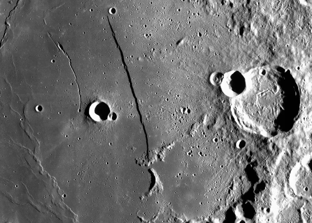 Escarpe Rupes Recta visto desde la órbita con su trazo lineal y sombreado característico