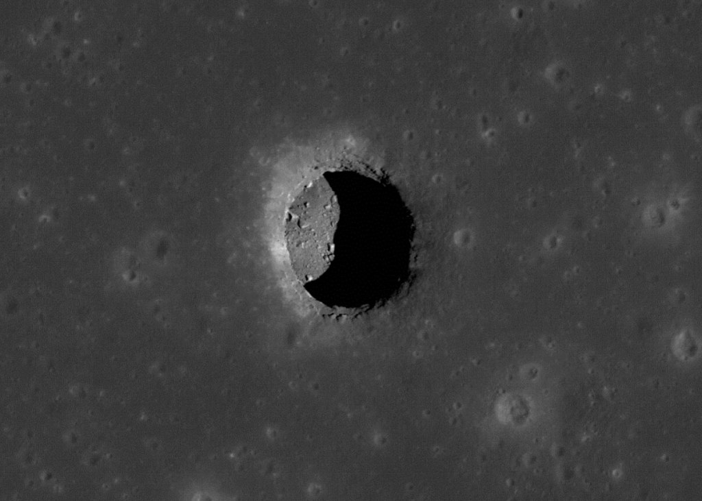 Imagen de un cráter de pozo en Mare Tranquillitatis con bordes bien definidos