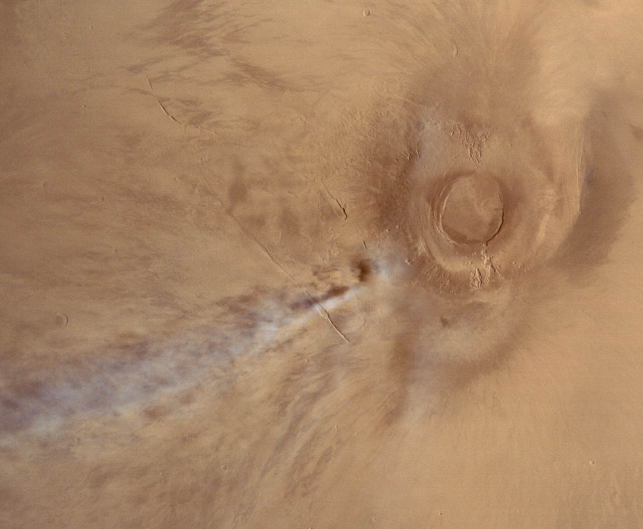 Arsia Mons y nube orográfica en Marte captada por la sonda Mangalyaan desde 10.773 km de altitud