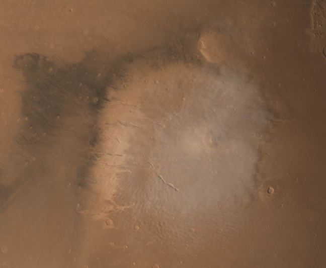 Elysium Mons en Marte con nubes vespertinas captado por la Mars Orbiter Mission