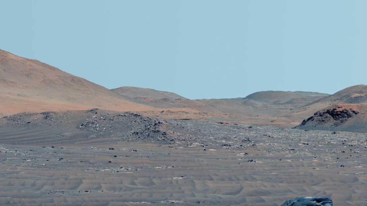 Panorámica de Marte captada por Perseverance mostrando deltas y afloramientos rocosos en el cráter Jezero, noviembre de 2021