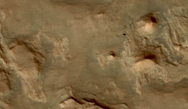El rover Curiosity fotografiado desde órbita por la cámara HiRISE de la Mars Reconnaissance Orbiter en 2014