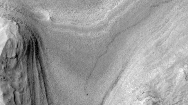 El rover Curiosity visto como un punto oscuro desde la órbita por la sonda MRO en 2025