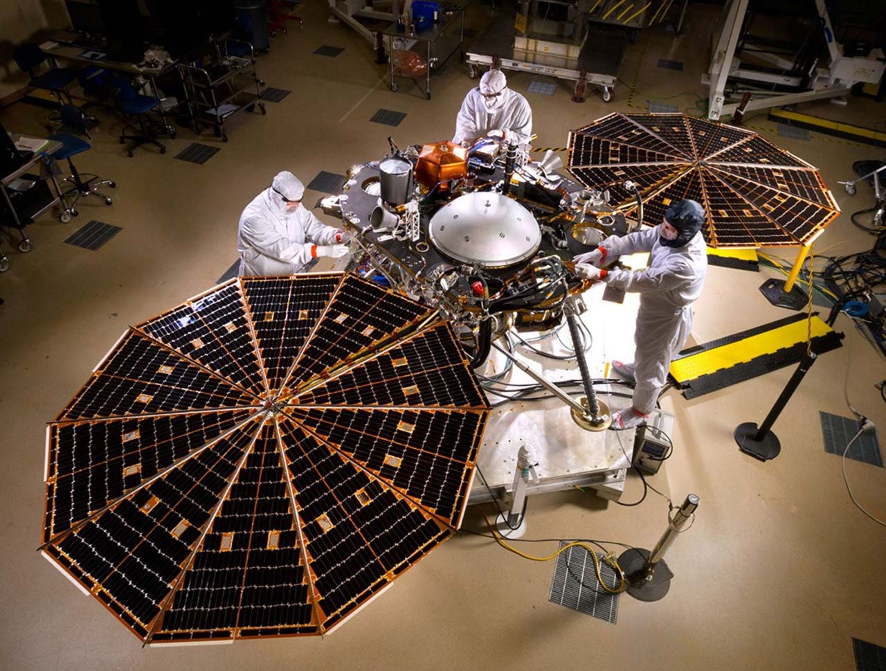 Ensayo de despliegue de paneles solares de InSight antes del lanzamiento