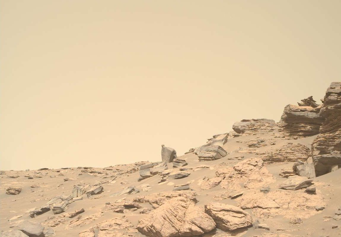 Imagen en bruto de la cámara Hazcam delantera del rover Perseverance en el cráter Jezero.