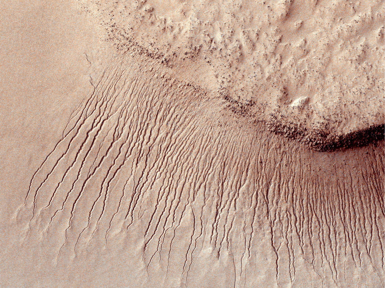 Gullies marcianos observados por la sonda Mars Reconnaissance Orbiter de la NASA en la superficie de Marte