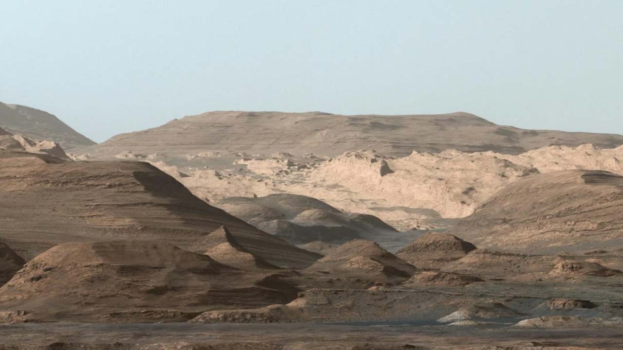 Vista hacia el monte Sharp con zonas ricas en hematita, arcillas y sulfatos, tomada por Curiosity en 2015