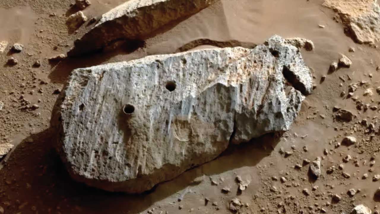 La roca Rochette perforada por el rover Perseverance en Marte para extraer sus primeras muestras de roca, septiembre de 2021