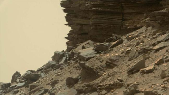 Afloramiento con estratos en Murray Buttes visto por el rover Curiosity en 2016