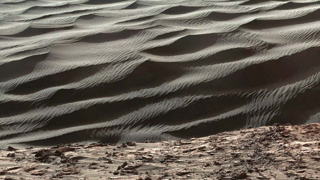 Dunas de arena modeladas por el viento en Marte vistas por Curiosity en 2015