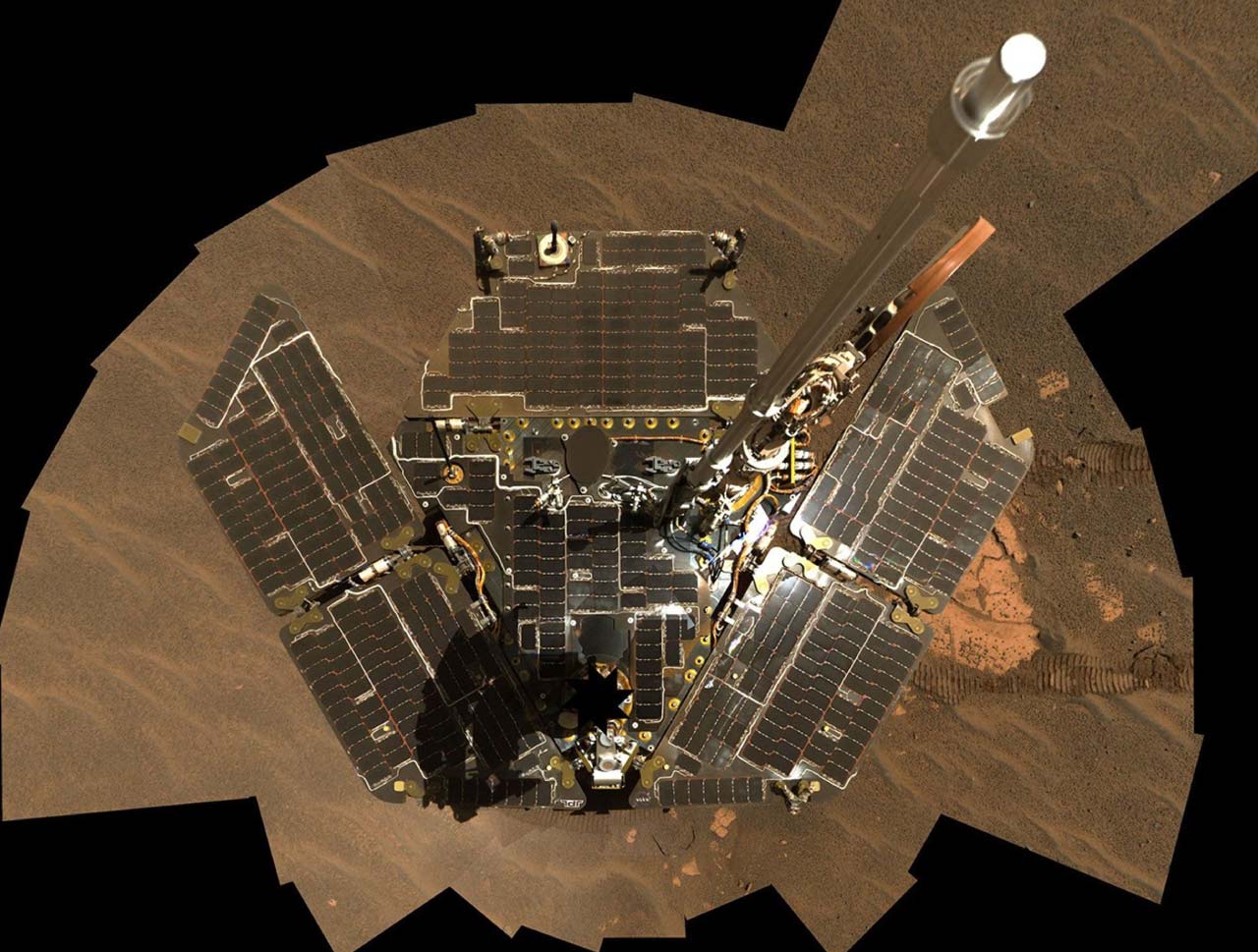 Autorretrato del rover Opportunity en Marte compuesto por la cámara Pancam