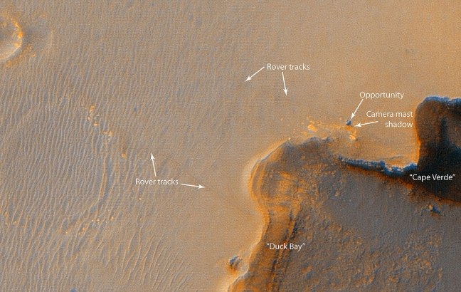 El rover Opportunity visto desde órbita en el borde del cráter Victoria por la cámara HiRISE en 2006