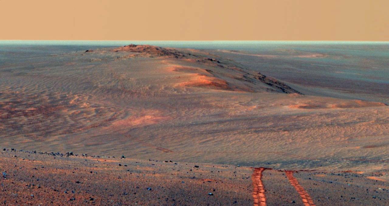 Huellas de Opportunity en el borde occidental del cráter Endeavour