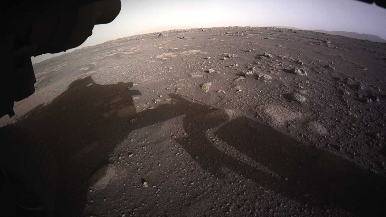 Primera imagen en color captada por el rover Perseverance desde el cráter Jezero en Marte, febrero de 2021